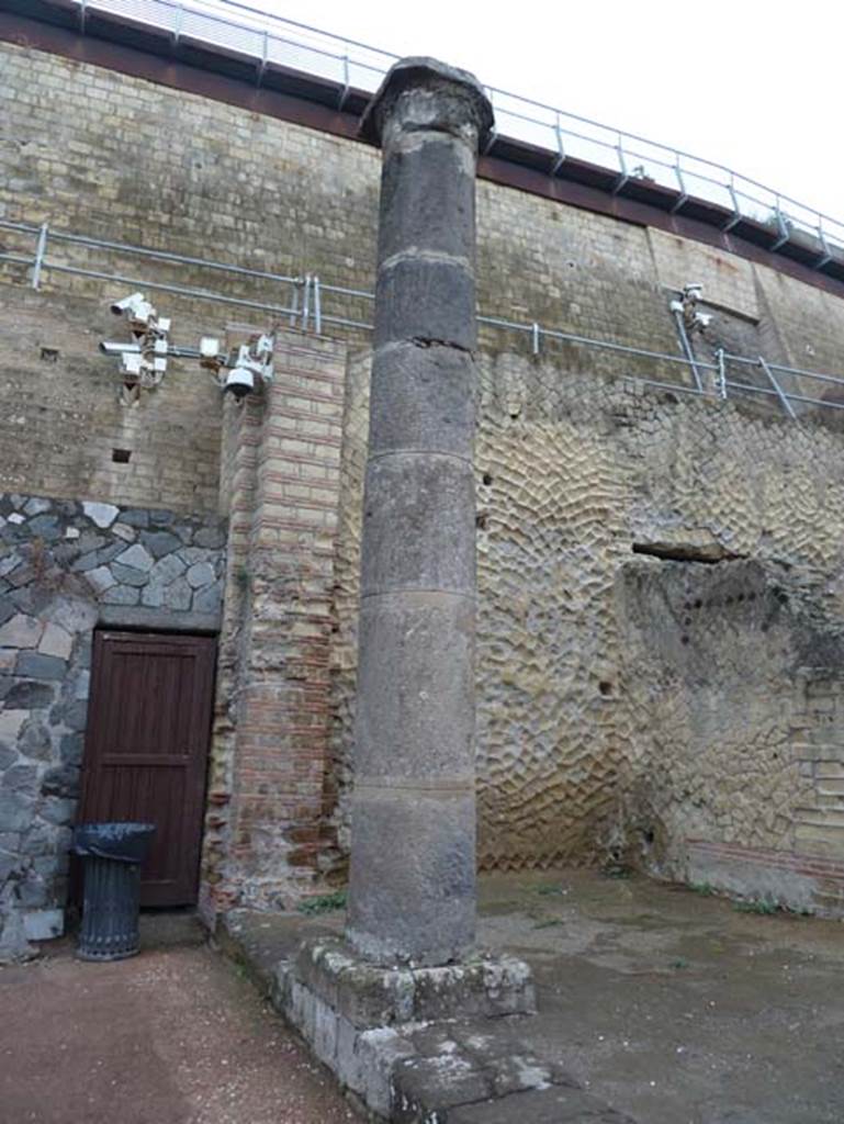 Ins. Orientalis II.19, Herculaneum. September 2015. Column near north end of entrance.